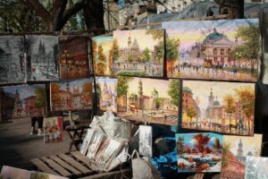 Città d'arte con monumenti storici e strade affascinanti, ideale per un weekend culturale.