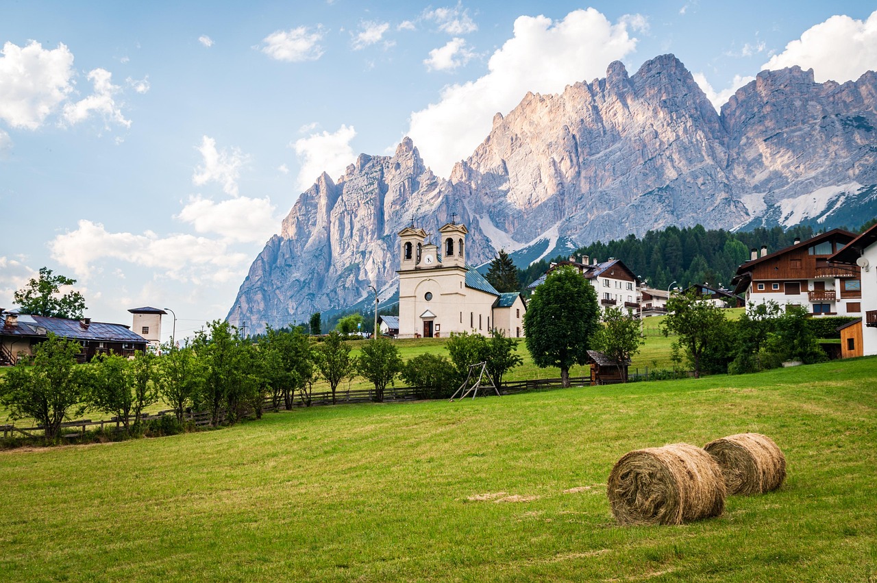 Panorama mozzafiato delle Dolomiti in Trentino Alto Adige, con valli verdi e montagne maestose.