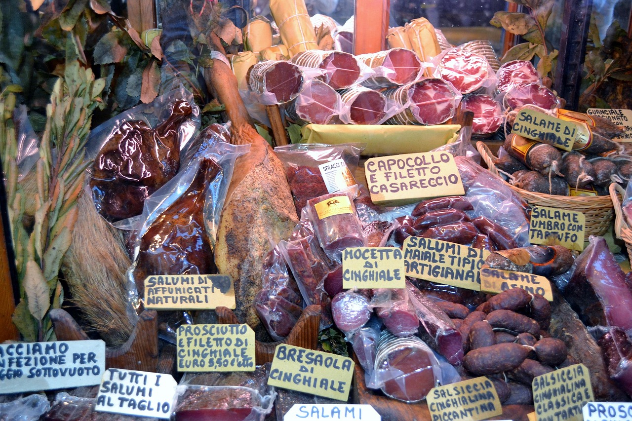 Mercato di Bologna con bancarelle di cibo fresco e tradizionale, simbolo della cucina locale.