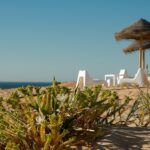 Vista panoramica dell'Algarve, con spiagge dorate e scogliere mozzafiato, simbolo di una meta in crescita.