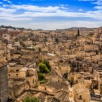 Vista panoramica di una città italiana affascinante e tranquilla, ricca di storia e cultura.