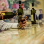 Vista panoramica della città marchigiana rinomata per il suo vino rosso e le sue cantine storiche.