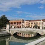Veduta panoramica del pittoresco paese veneto, con strade acciottolate e antiche architetture.