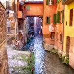 Panorama di una città italiana con vicoli pittoreschi e scorci suggestivi, ideale per una visita di un giorno.