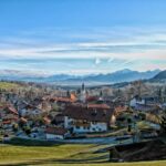 Vista panoramica del borgo pittoresco con strade acciottolate e case colorate, ideale per visitare a basso costo.