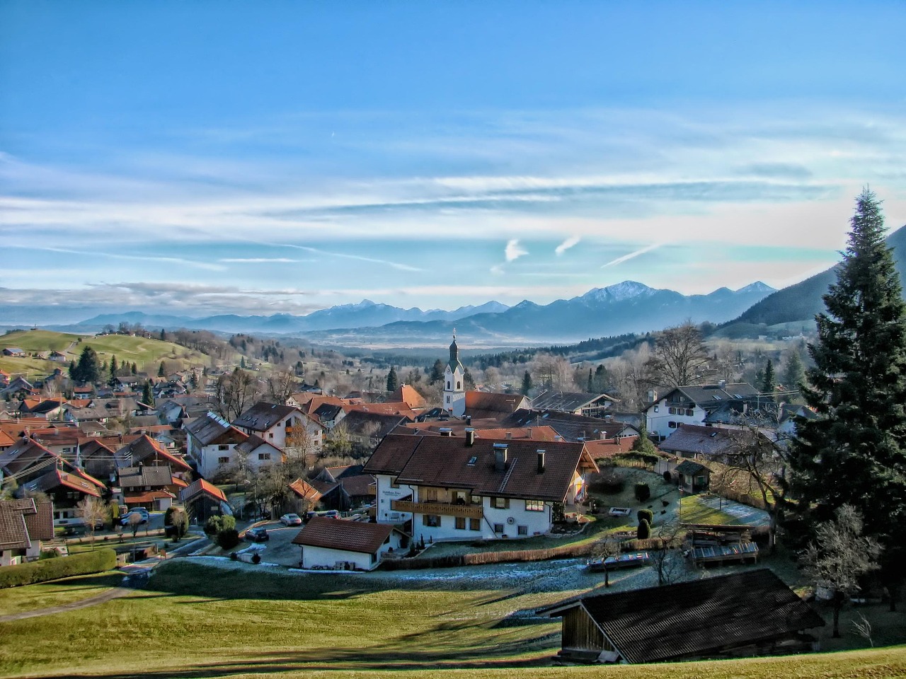 Vista panoramica del borgo pittoresco con strade acciottolate e case colorate, ideale per visitare a basso costo.