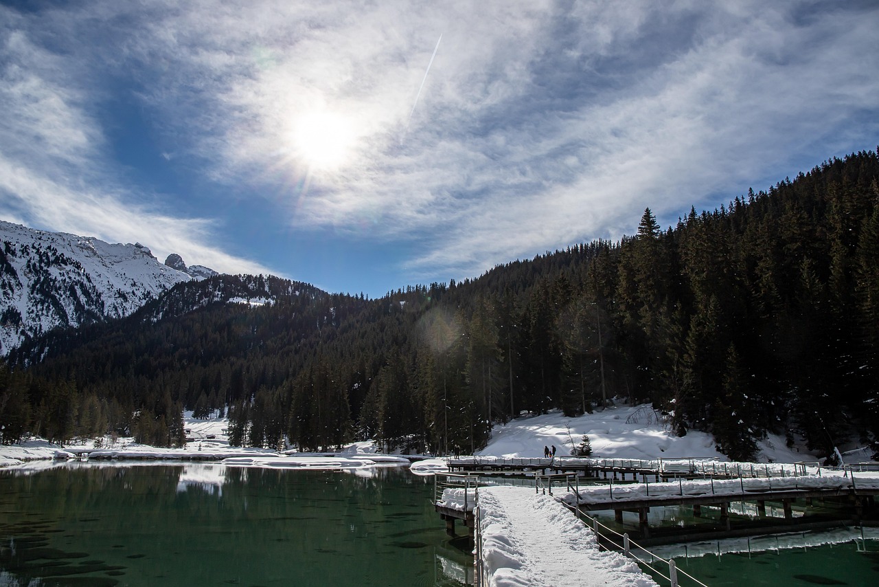 Lago turchese nelle Dolomiti, circondato da montagne, senza turisti.