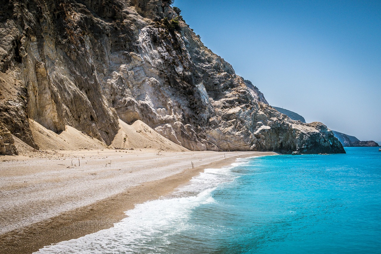 Spiaggia nascosta in Grecia, acque cristalline e sabbia dorata, un paradiso da scoprire.