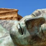 Arte moderna esposta tra le rovine del terremoto in un museo a cielo aperto in Sicilia.