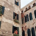 Paesaggio tranquillo italiano con colline verdi e un antico borgo immerso nella natura.