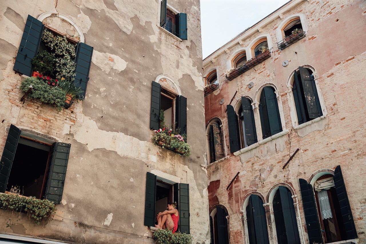 Paesaggio tranquillo italiano con colline verdi e un antico borgo immerso nella natura.