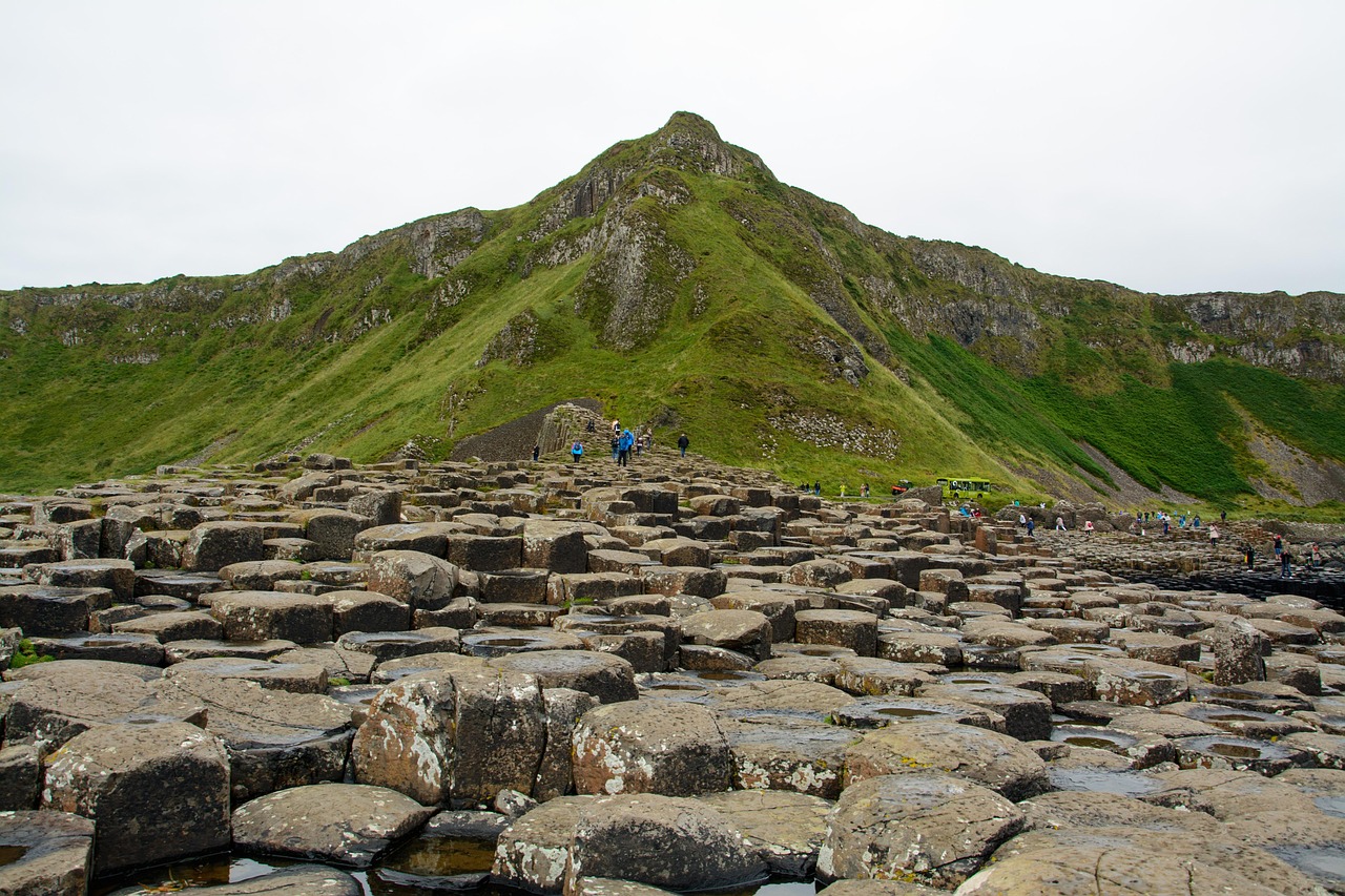 Panorama mozzafiato delle scogliere e verdi colline irlandesi al tramonto.