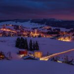 Paesaggio invernale incantevole con alberi innevati e un cielo azzurro.