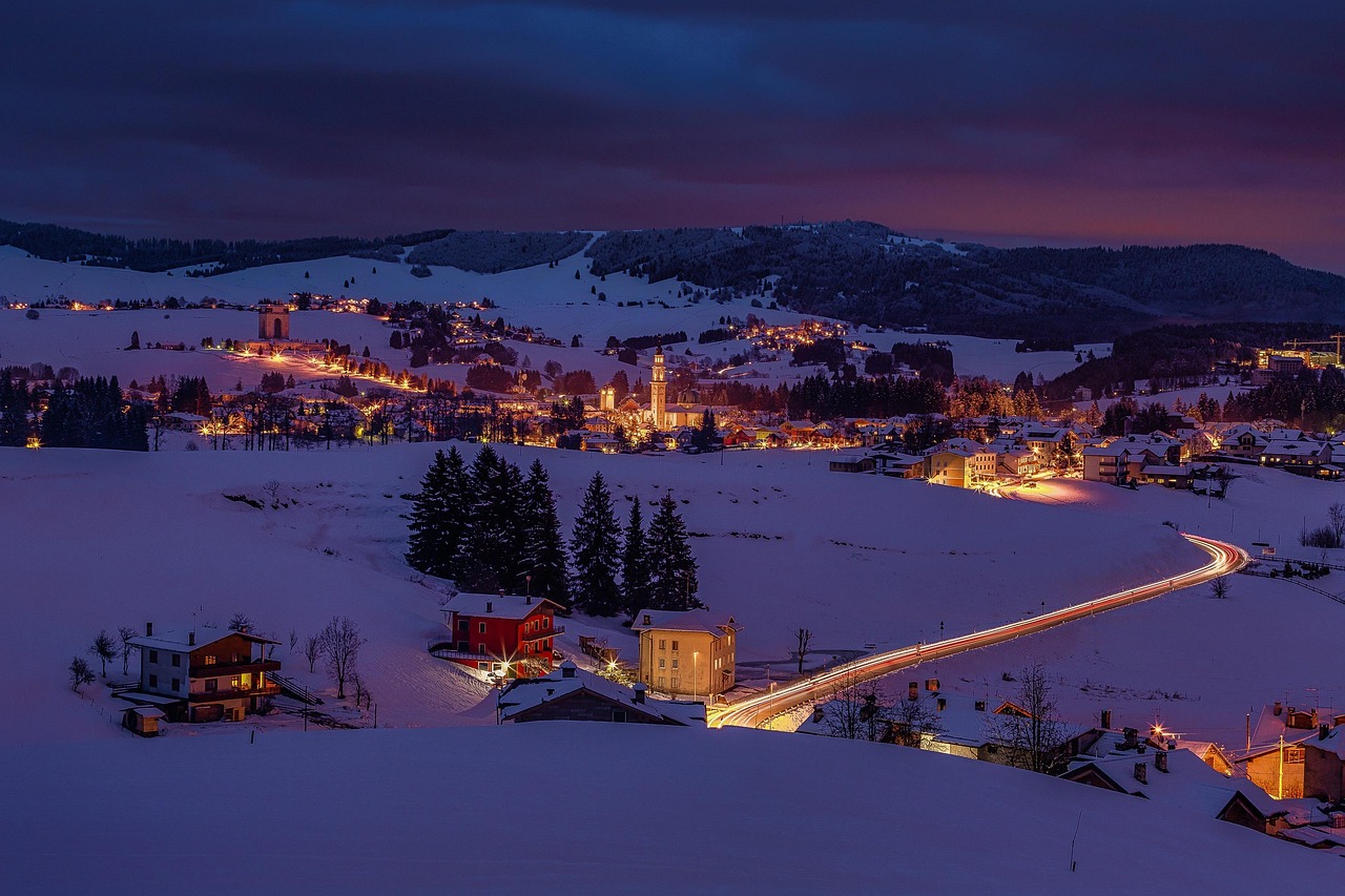 Paesaggio invernale incantevole con alberi innevati e un cielo azzurro.