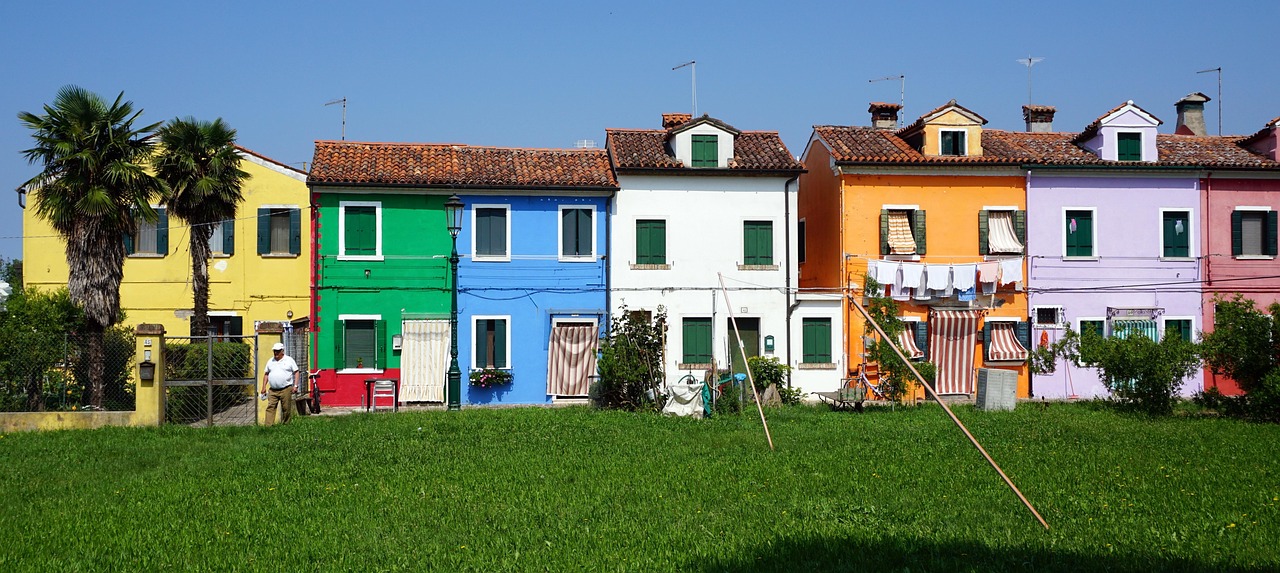 Case colorate di Burano, riflettendo la tradizione e la storia del borgo veneto.