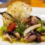 Piatti tipici toscani serviti in una trattoria con ingredienti a km zero, simbolo della tradizione culinaria locale.