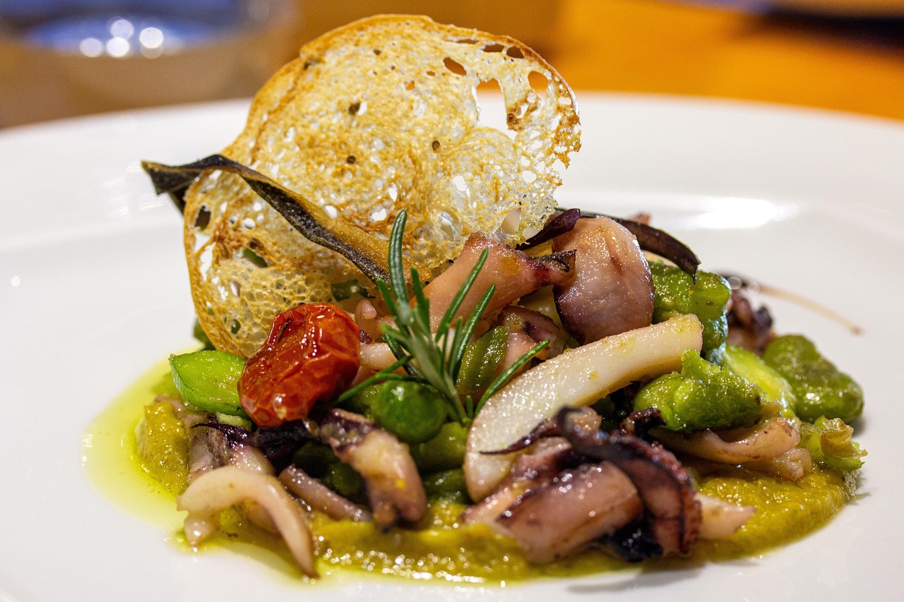 Piatti tipici toscani serviti in una trattoria con ingredienti a km zero, simbolo della tradizione culinaria locale.