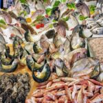 Festival del brodetto in una città marchigiana, piatti di pesce fresco e delizie locali.