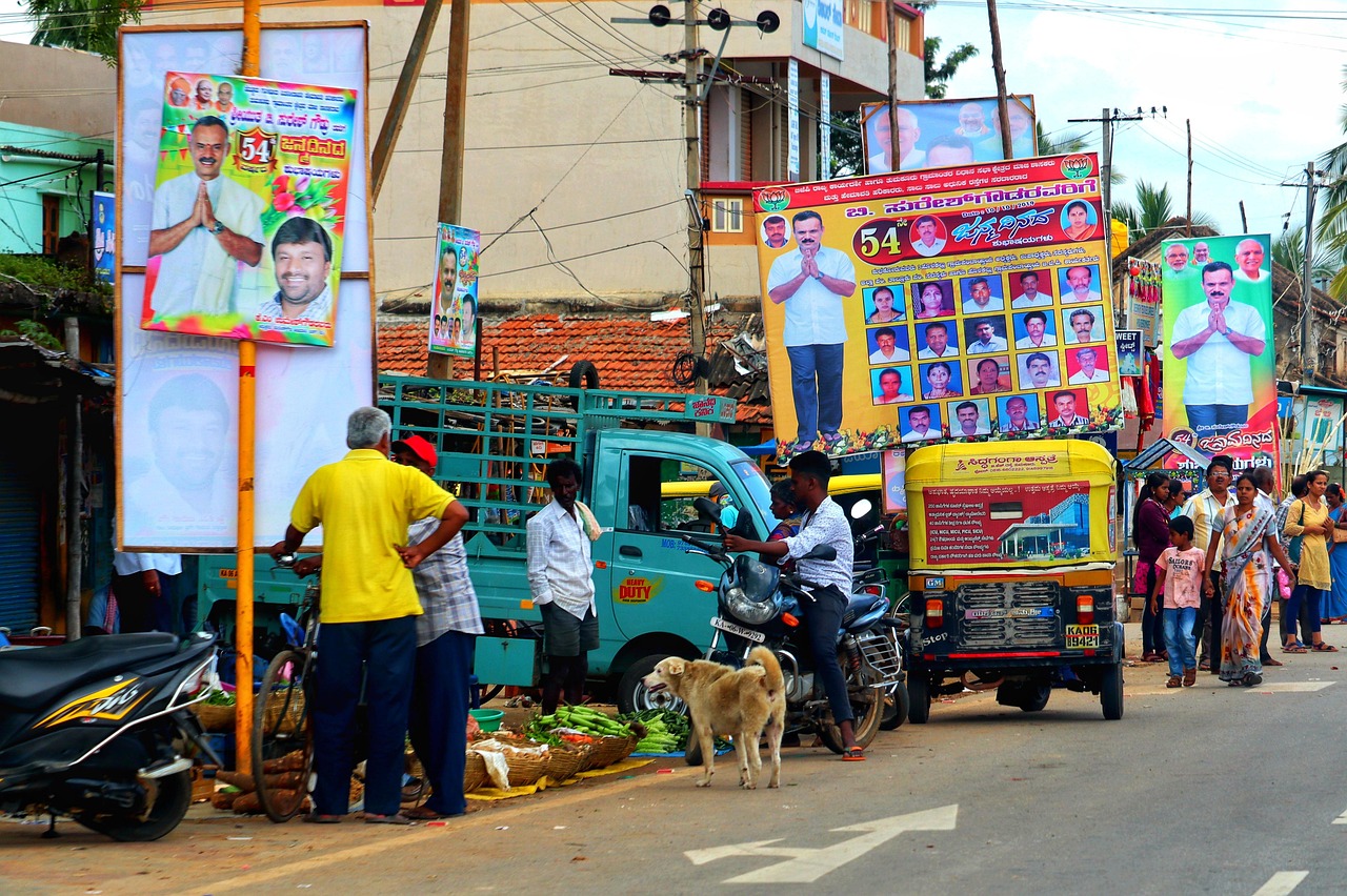 Un paesaggio urbano con persone che ripetono le stesse azioni quotidiane.