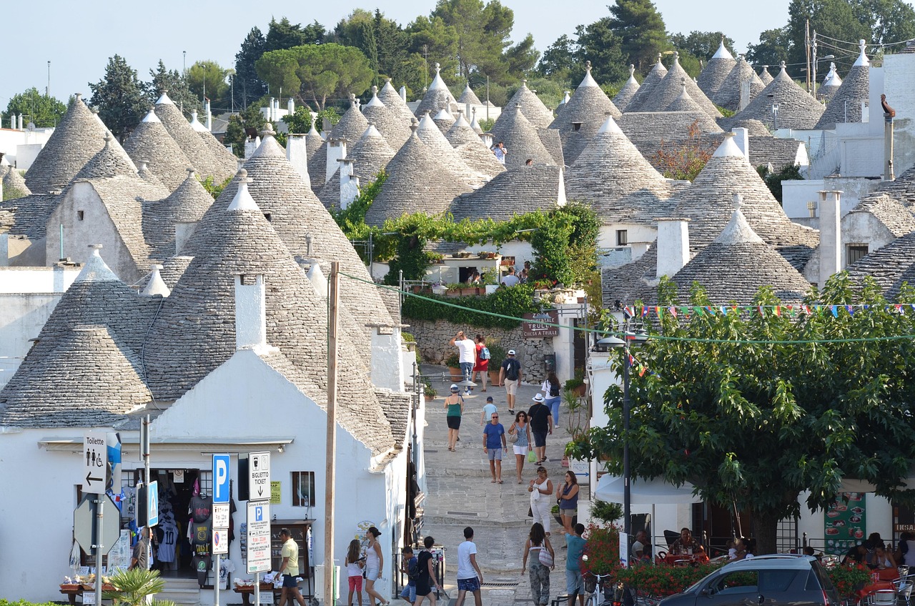 Borgo siciliano con vista panoramica, famoso per arancini e turisti.