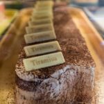 Borgo veneto con caffè e dolci, celebre per il tiramisù, meta di turisti da tutta Italia.