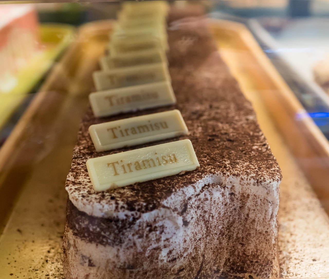 Borgo veneto con caffè e dolci, celebre per il tiramisù, meta di turisti da tutta Italia.