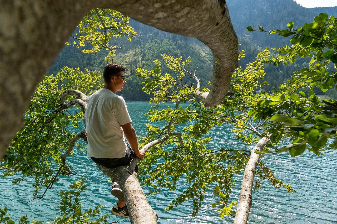 Lago di Braies in Trentino, acque turchesi circondate da montagne in estate.