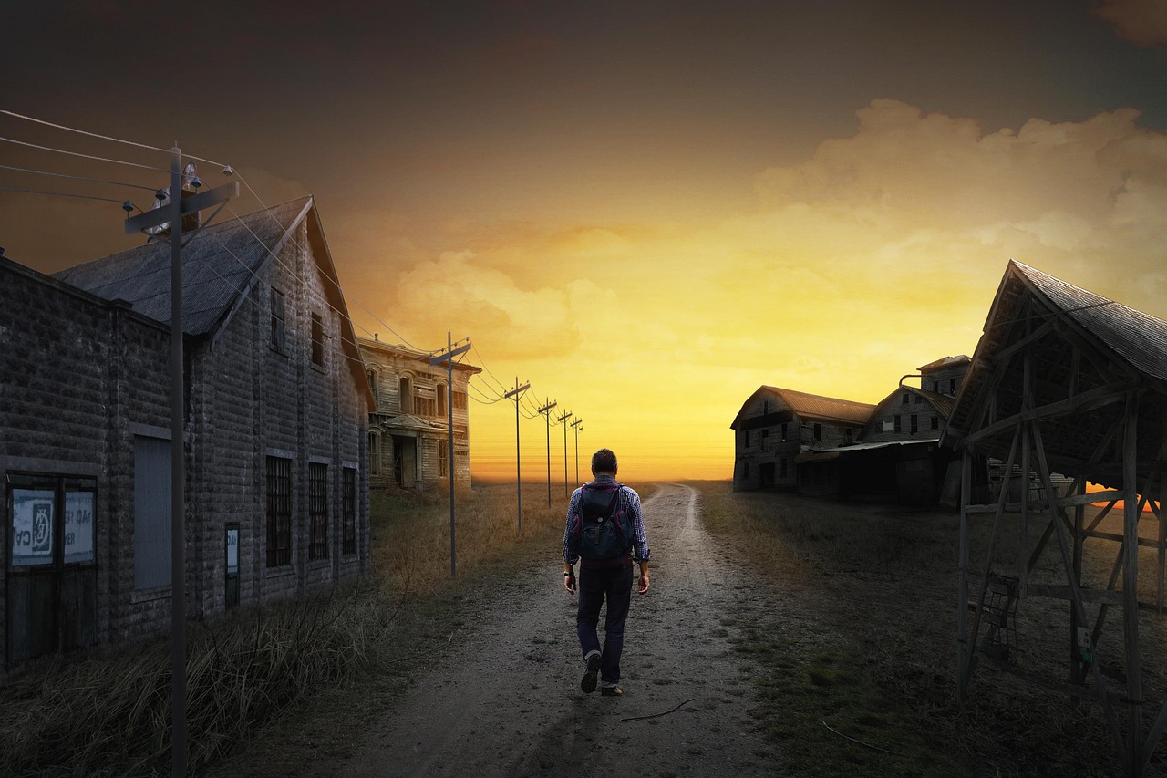 Borgo fantasma ristrutturato con abitazioni restaurate e visitatori curiosi.