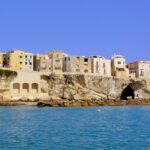 Baia pugliese con grotte marine e mare cristallino simile ai Caraibi.