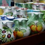 Ceramiche uniche esposte in un tipico borgo marchigiano, simbolo di arte e tradizione locale.