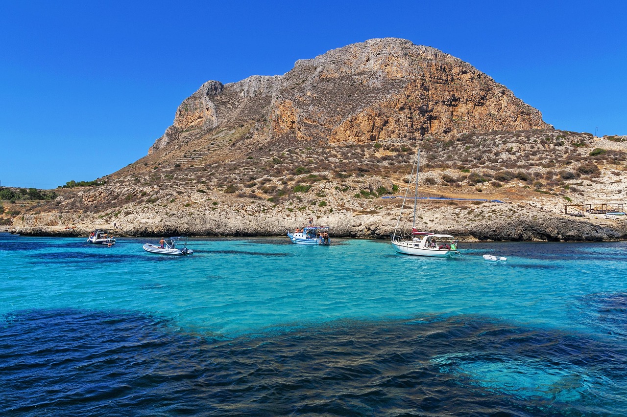 Vista panoramica di Lampedusa, evidenziando le sue bellezze naturali e la realtà locale.