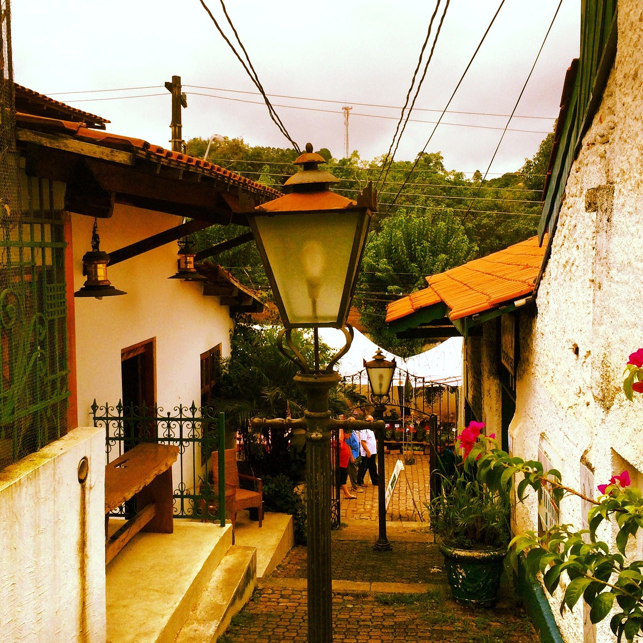 Vista panoramica del borgo caratterizzato da stradine pittoresche e architettura storica.