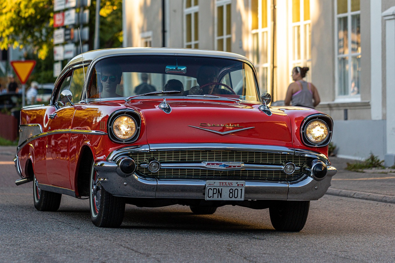 Uomo anziano che compie 70 anni nel 2026, sorride mentre legge informazioni sull'esenzione del bollo auto.