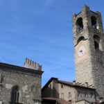 Panorama di un caratteristico paese piemontese, con strade acciottolate e antiche case in pietra.