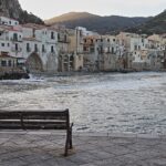 Vista della piazza di Cervo con musicisti che suonano, affacciata sul mare.