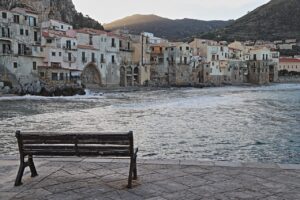 Panorama invernale del comune costiero, con mare calmo e spiaggia deserta sotto un cielo sereno.