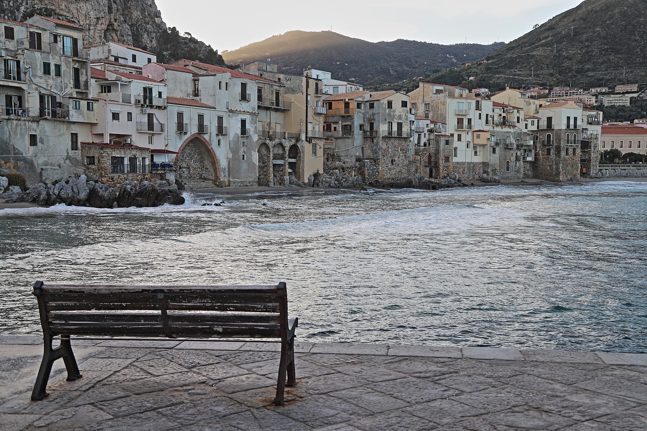 Panorama invernale del comune costiero, con mare calmo e spiaggia deserta sotto un cielo sereno.