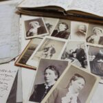 Eredi valutano documenti per gestire l'eredità e proteggere il capitale online.