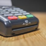 Commerciante rifiuta pagamento POS, illustrazione della legge sui pagamenti elettronici.