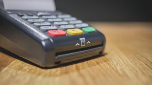 Commerciante rifiuta pagamento POS, illustrazione della legge sui pagamenti elettronici.