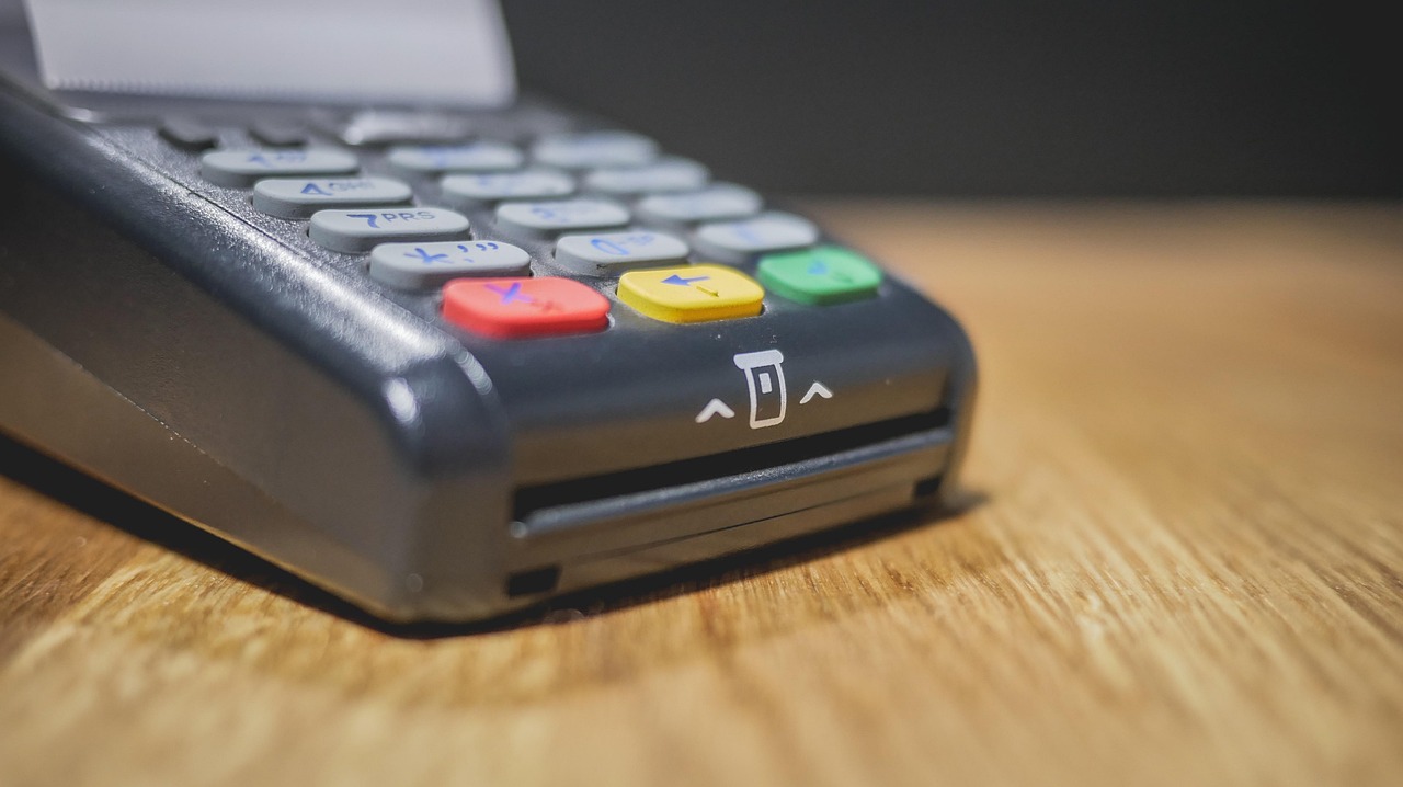 Commerciante rifiuta pagamento POS, illustrazione della legge sui pagamenti elettronici.