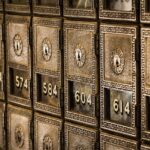 Immagine di un buono postale con grafico degli interessi in crescita, simbolo di risparmio e investimenti.