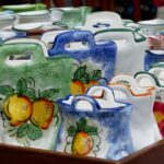 Mercato siciliano ricco di colori vivaci e profumi, con bancarelle di frutta, verdura e prodotti locali.