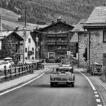 Un anziano felice con un'auto, simbolo dell'esenzione dal bollo auto per over 70 nel 2026.