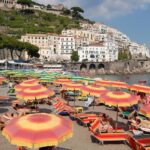 Panorama della Costiera Amalfitana con nuvole scure e mare agitato, simbolo di condizioni meteo avverse.