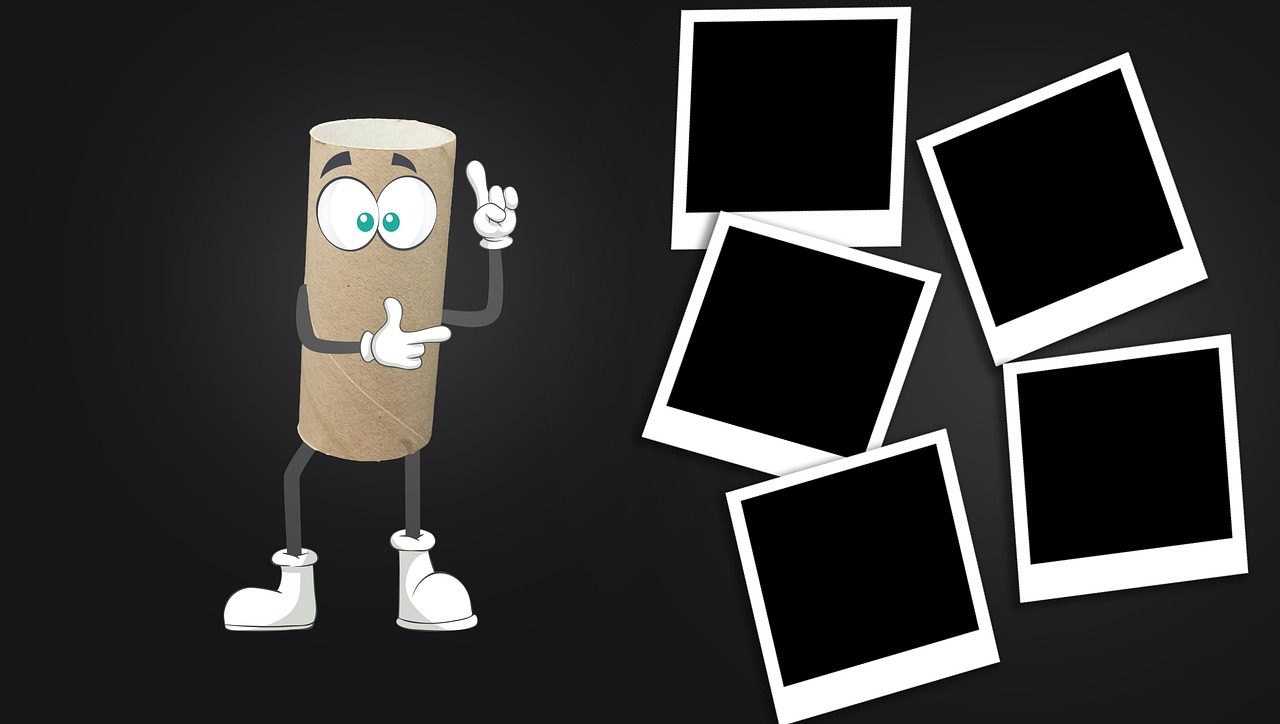 Rotoli di carta igienica vuoti accumulati su un tavolo, pronti per essere riutilizzati in modo creativo.