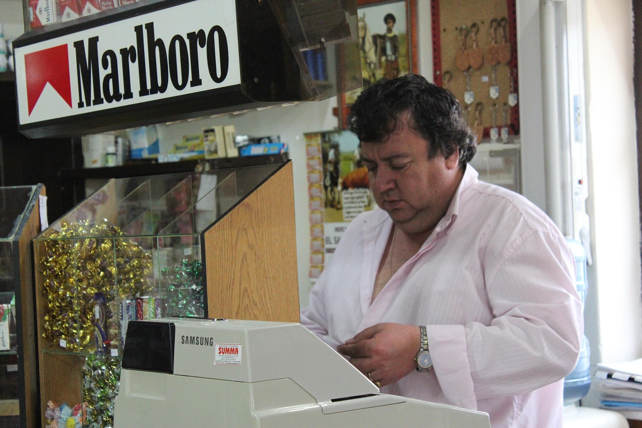 Immagine di un tabaccaio che spiega strategie per vincere ai Gratta e Vinci.