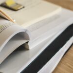 Documenti necessari per la richiesta dell'ISEE 2026, disposti su un tavolo.