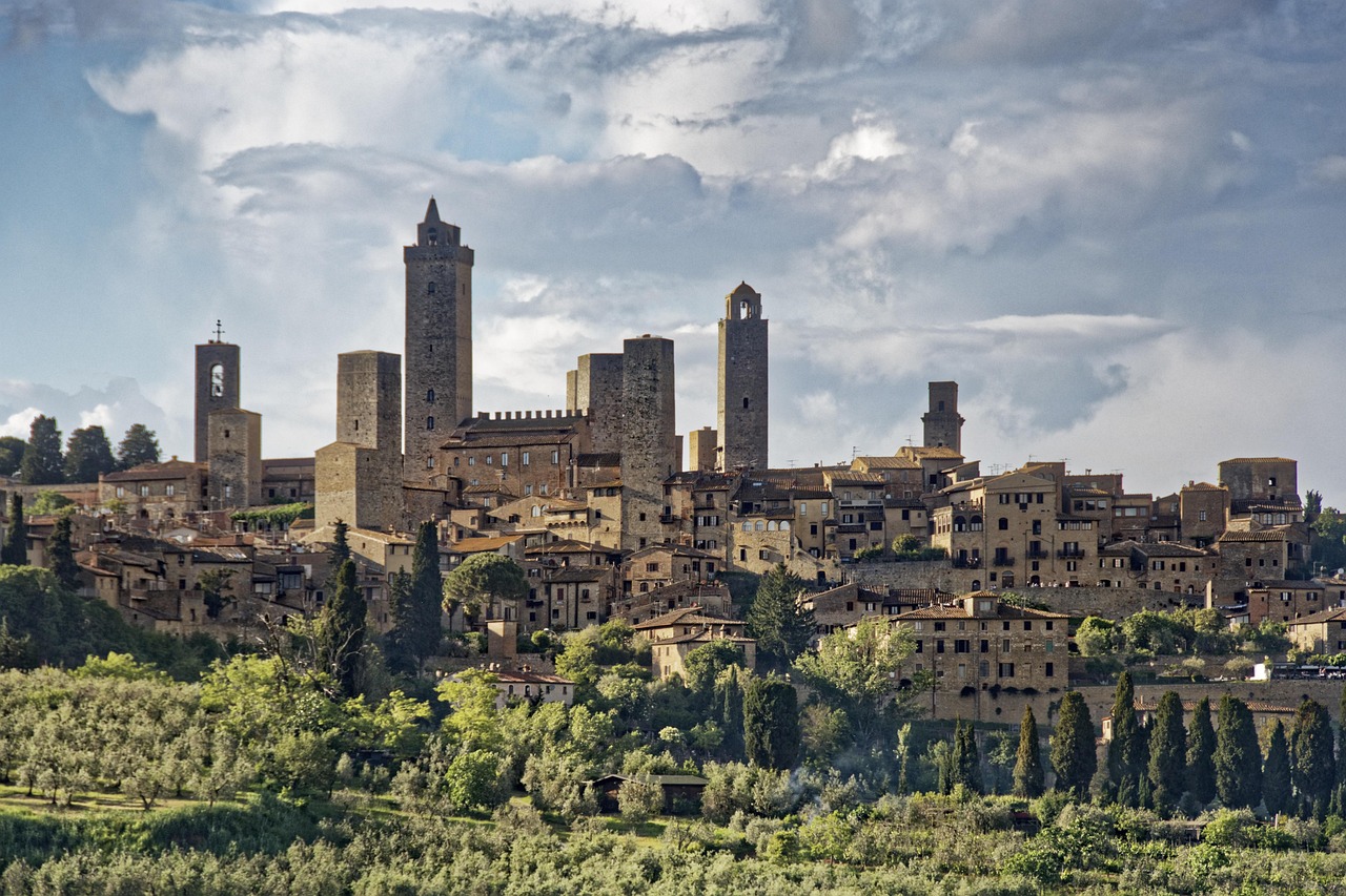Vista panoramica di San Gimignano con gelato artigianale in primo piano.