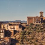 Rocce rosse e paesaggio silenzioso in un angolo di Sicilia che ricorda Marte.